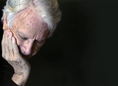 El escritor español Jorge Semprún, fotografiado por Daniel Mordzinski.