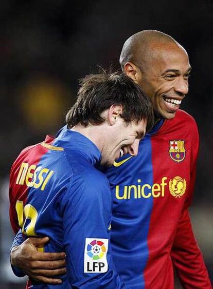 Messi y Henry celebran el gol del francés al Numancia.