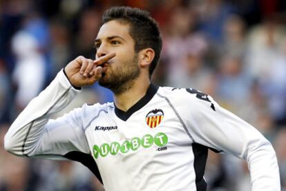 Jordi Alba celebra un gol con el Valencia.