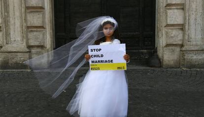 Una niña protesta en Roma contra los matrimonios forzados.