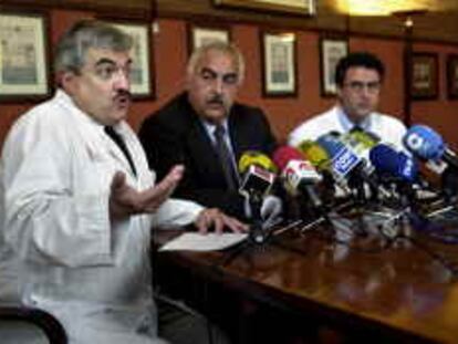 B.16.Barcelona.25/5/2000. (de iz. a der.) Dr. Jordi Craven -pres. comisión de expertos-, Joaquím Esperalba -gerente del Hospital de Sant Pau-, y Dr.Enric Cáceres -Director médico-, durante la rueda de prensa en la que aclararon que las muertes de los nuev