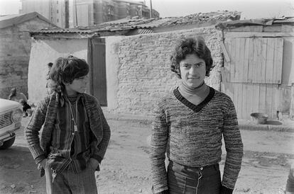 Dos de los jóvenes habitantes del barrio de barracas de la Perona de Barcelona fotografiados por Lucerón, sin fecha conocida.