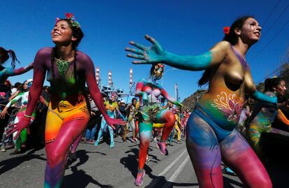 Miembros de diferentes grupos de bailarines, cubiertos de pintura corporal, bailan y participan en un carnaval, en Valparaíso (Chile).