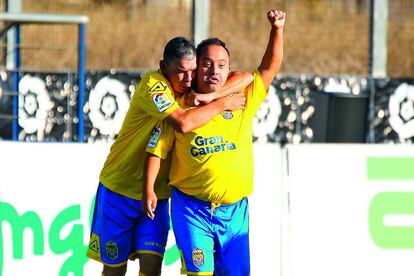 Dos jugadores de Las Palmas celebran un gol en la primera jornada de LaLiga Genuine.
