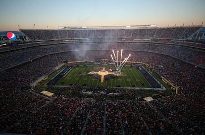 Vista general del estadio Levi durante el medio tiempo del Super Bowl 50.