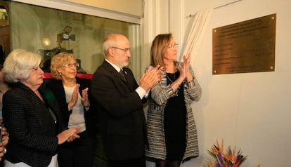 La abogada Paca Sauquillo; la alcaldesa de Madrid, Manuela Carmena; Ruiz-Huerta, único superviviente del atentado, y Sonia Gumpert, presidenta del Colegio de Abogados, descubren una placa en el 40º aniversario de la matanza de Atocha.
