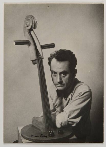 'Autorretrato con Emak Bakia' (1935). A Man Ray le gustaba fotografiarse con sus objetos favoritos.