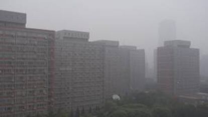 Fuerte niebla tóxica y neblina por la ausencia de viento en Pekín (China). EFE/Archivo