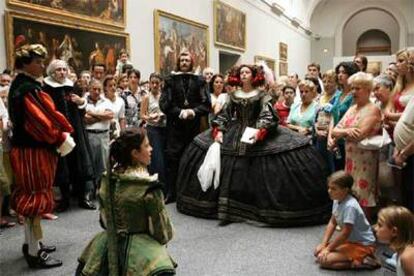 Mariana de Austria (en el centro) y Felipe IV, durante la representación de <i>La gran Cenobia, </i>de Calderón, ayer en el Museo del Prado.
