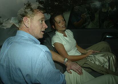 James Hewitt y la mujer con la que es detenido, dentro de un automóvil tras salir de la comisaría.