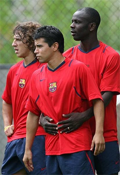 Puyol, junto a Saviola y Thuram, en un entrenamiento el pasado martes, horas antes del partido España-Islandia.