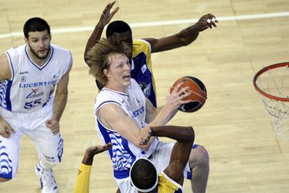 Singler penetra a canasta ante la oposición de los jugadores Hervé Touré y Kahiem Seawright, del Blancos de Rueda Valladolid.