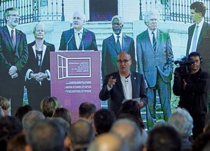 Garitano se dirige a los asistentes ante una imagen de la presentación de la Declaración de Aiete.