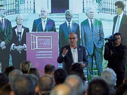 Garitano se dirige a los asistentes ante una imagen de la presentación de la Declaración de Aiete.