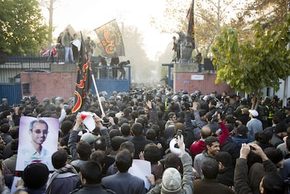 Estudiantes radicales iraníes entran en el recinto de la Embajada de Reino Unido en Teherán.