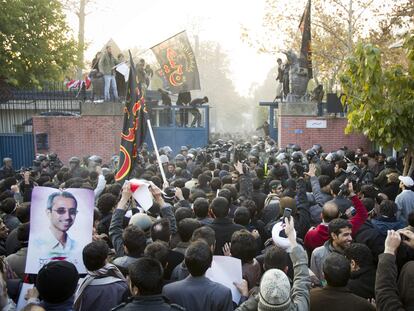Estudiantes radicales iraníes entran en el recinto de la Embajada de Reino Unido en Teherán.