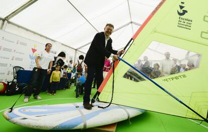 El presidente valenciano Ximo Puig ha recorrido los talleres del festival e incluso se ha atrevido en alguno de ellos, como muestra la imagen, a simular que surcaba el mar. 