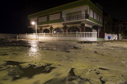 Una calle próxima a la playa de la Concha en Suances (Cantabria), esta madrugada, cubierta de espuma del mar y palos arrastrados por la marea, donde se encuentra activada la alerta naranja por fenómenos costeros adversos.