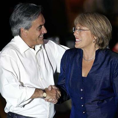 El derrotado candidato de la derecha, Sebastián Piñera, felicita a Michelle Bachelet en el cuartel general de ésta.