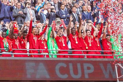 Los jugadores del Liverpool celebran la FA Cup conquistada el pasado sábado en Wembley.