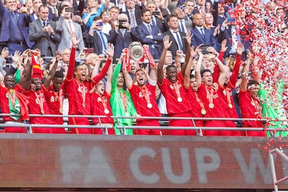 Los jugadores del Liverpool celebran la FA Cup conquistada el pasado sábado en Wembley.