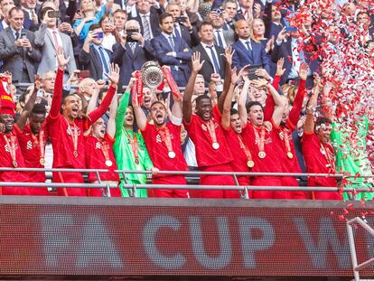 Los jugadores del Liverpool celebran la FA Cup conquistada el pasado sábado en Wembley.