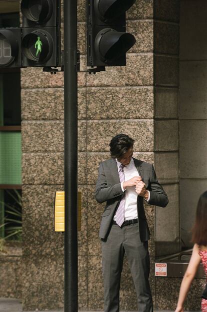 Camisa y traje gris clásico, pero con corte actualizado, Cortefiel. Corbata ‘vintage’.