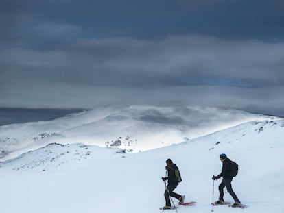 De arriba abajo, raquetistas llegando a la zona de Borreguiles, en Sierra Nevada (Granada). 