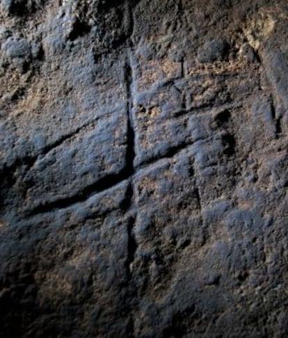 El grabado hallado en la cueva de Gorham, en Gibraltar.