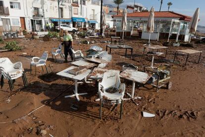 Uno trabajador participa en las labores de limpieza por los daños causados en Alcanar (Tarragona), este jueves.