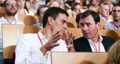 Pedro S&aacute;nchez y Tom&aacute;s G&oacute;mez, en el Congreso del PSOE de julio de 2014.