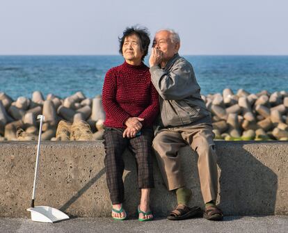 Dos habitantes de la ciudad japonesa de Okinawa.