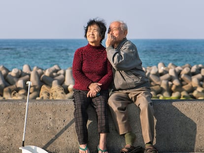 Dos habitantes de la ciudad japonesa de Okinawa.