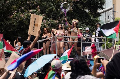 Personas de la diversidad sexual marchan con banderas de Palestina frente a un carro alegórico durante el desfile del orgullo de este año en la capital mexicana. 

