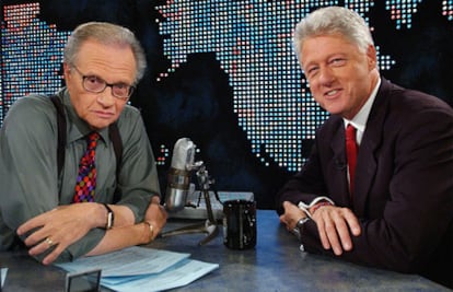 El presentador Larry King, junto al ex presidente Bill Clinton en 2002