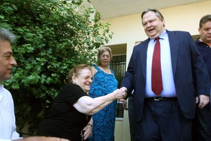 El líder socialista Evánguelos Venizelos saluda a simpatizantes tras votar en un colegio electoral en Tesalónica.