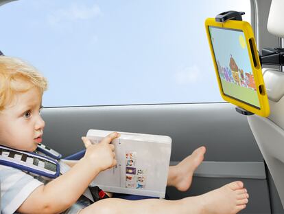 Soportes para la tablet fáciles de instalar en los asientos traseros del coche, ideales para el entretenimiento de niñas y niños en los viajes largos.