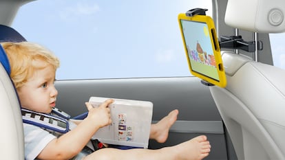 Soportes para la tablet fáciles de instalar en los asientos traseros del coche, ideales para el entretenimiento de niñas y niños en los viajes largos.