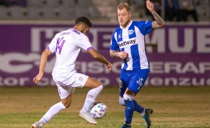 Guidetti disputa el balón con Lobato en el Jaén-Alavés.