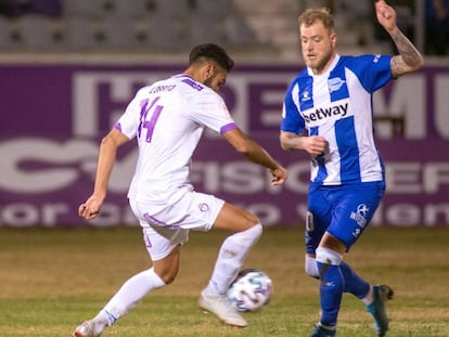 Guidetti disputa el balón con Lobato en el Jaén-Alavés.