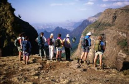 Un grupo de senderistas contemplando el abismo de Geech, en Etiopía.