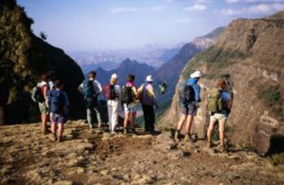 Un grupo de senderistas contemplando el abismo de Geech, en Etiopía.