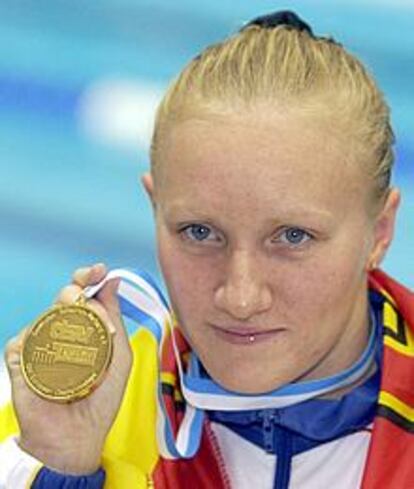 La nadadora española Nina Jivánevskaia muestra su medalla de oro tras ganar los 50 metros espalda hoy en los Mundiales de Natación que se disputan en Berlín.