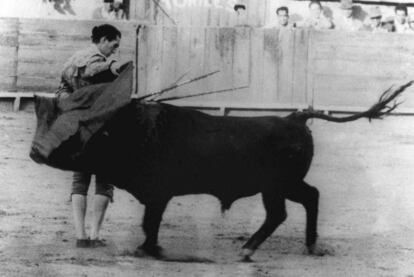 Manolete torea por  <i>manoletinas </i>en 1946 en México.