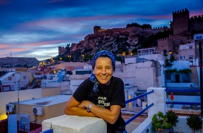 Nadia Azouzagh en su casa del barrio de La Almedina, en el casco histórico de Almería.