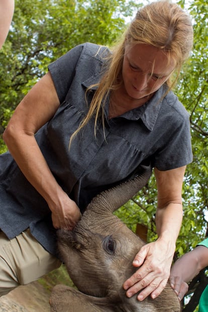 Kelly Landen es directora de Elephants Without Borders, una organización cuya labor para la conservación del elefante africano contribuye a la buena fama del país y, por tanto, atraer viajeros.