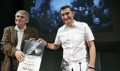 Bernardo Atxaga y Ernesto Valverde, ayer, sostienen el cartel de una exposición realizada en Barcelona hace 23 años.