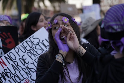 Una mujer grita consignas a lo largo de la marcha. 