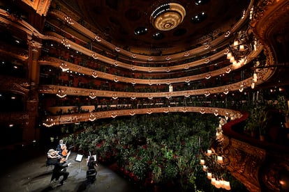 Gran Teatre del Liceu (Barcelona, España). La majestuosa Ópera de Barcelona, muy bien restaurada tras el incendio de 1994, es uno de los teatros tecnológicamente más avanzados. Está en plena Rambla y es uno de los grandes símbolos de la alta cultura catalana. Al sentarse en su platea, que ha recuperado todo su esplendor del siglo XIX pero con los últimos avances en acústica, los visitantes viajan a otra época. También se puede optar por el circuito guiado y descubrir su belleza arquitectónica y secretos. 