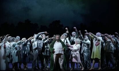 Todos señalan a Falstaff (Roberto De Candia) al final de la fuga conclusiva de la ópera.